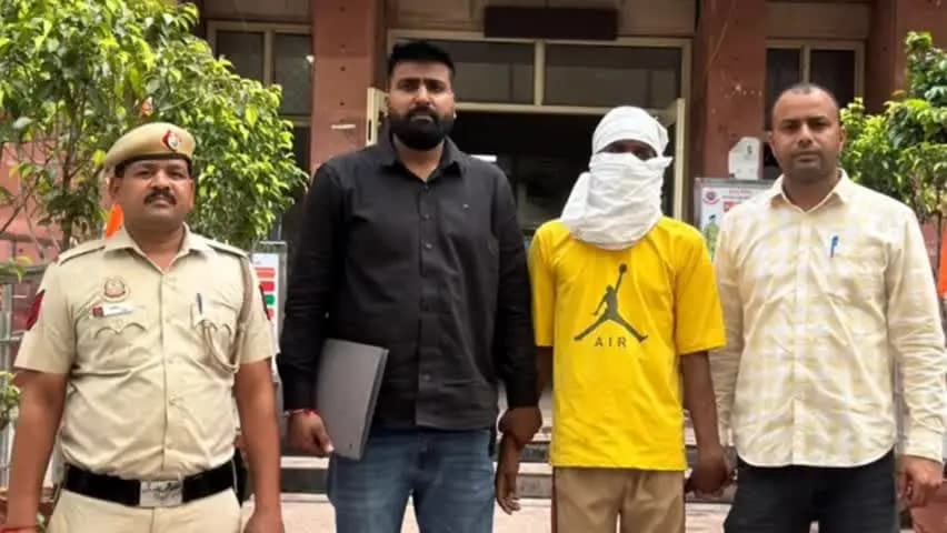 यमुना विहार: न्यू उस्मानपुर में अवैध शराब तस्कर गिरफ्तार, 55 क्वार्टर बरामद