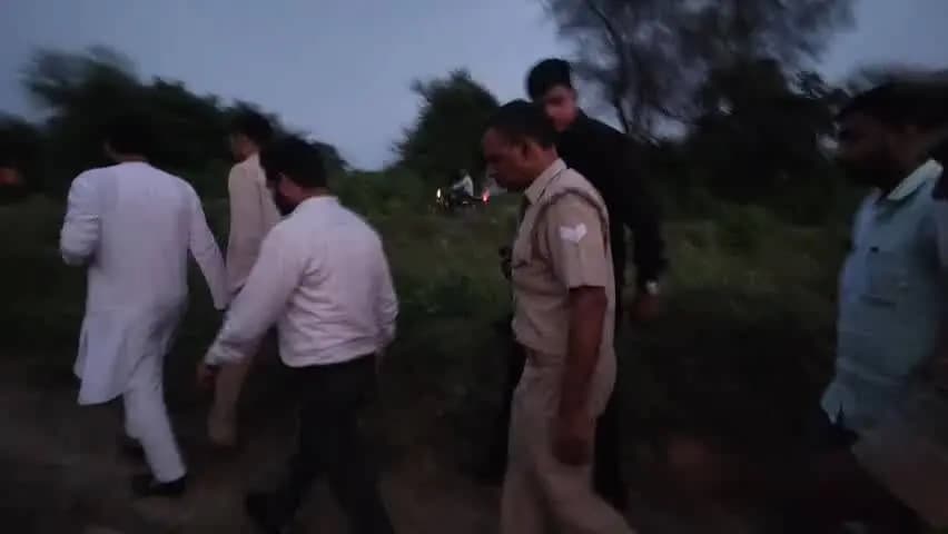 कुलपहाड़: अति बारिश से फसलों को भारी नुकसान, खेतों में पहुंचे विधायक बृजभूषण राजपूत