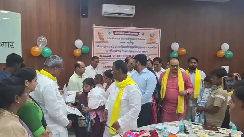 गाज़ीपुर: गाजीपुर में आंगनवाड़ी बहनों की बल्ले-बल्ले! मानदेय में बड़ा इजाफा, 5 लाख तक मुफ्त इलाज का ऐलान
