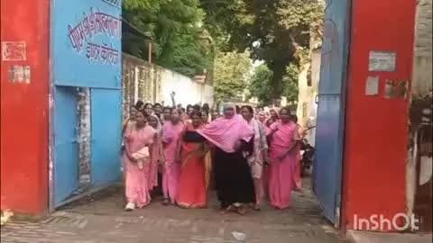 बिंदकी: बिंदकी में आंगनबाड़ी कार्यकर्ताओं ने '12000 में दम नहीं, 18000 से कम नहीं' का नारा लगाते हुए प्रदर्शन कर जताया विरोध