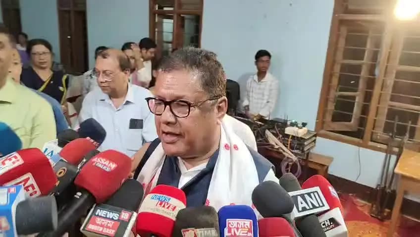 বিশ্বনাথ: মহাবিদ্যালয়ৰ সকলো দিশত পৰিদৰ্শন কৰি মহাবিদ্যালয়ৰ উন্নীতকৰণ ক্ষেত্ৰত মন্ত্ৰী ড° ৰণোজ পেগুৰ মন্তব্য