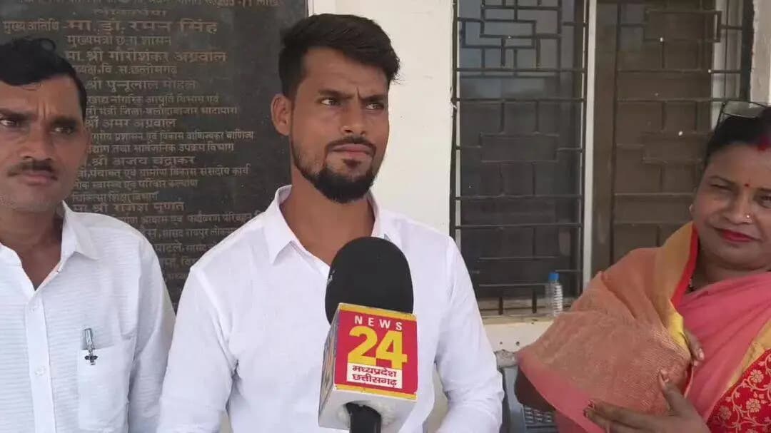 बलौदाबाज़ार: बलौदा बाज़ार नगर पालिका के सामने पार्षदों ने किया धरना प्रदर्शन, नगर पालिका परिषद में अधोसंरचना मद की स्वीकृति की मांग