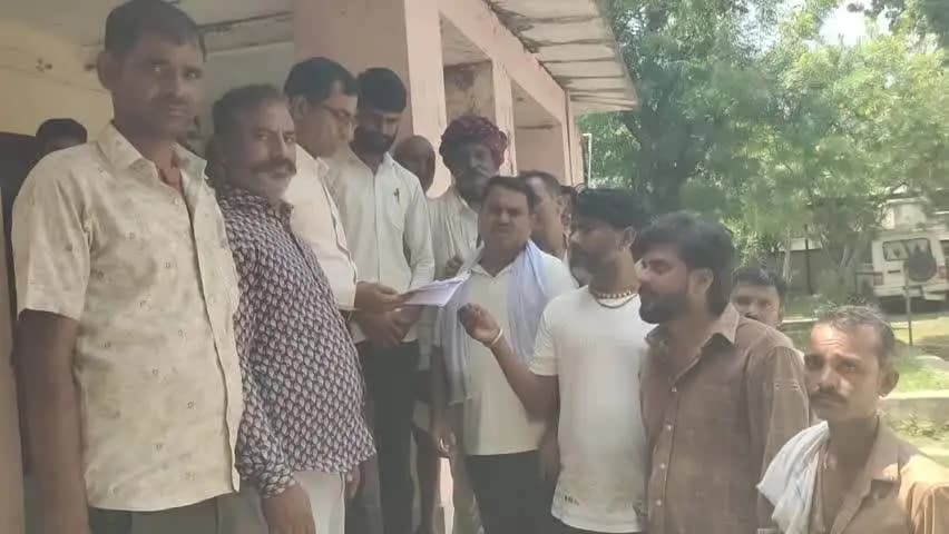 कोटड़ी: बीरधोल की चारागाह भूमि बचाने की मांग, तहसीलदार को सौंपा ज्ञापन