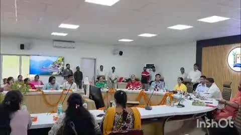 बलरामपुर: कलेक्ट्रेट सभागार में आंगनबाड़ी कार्यकत्रियों ने मुख्यमंत्री का संबोधन सुना, बढ़े मानदेय पर जताई खुशी