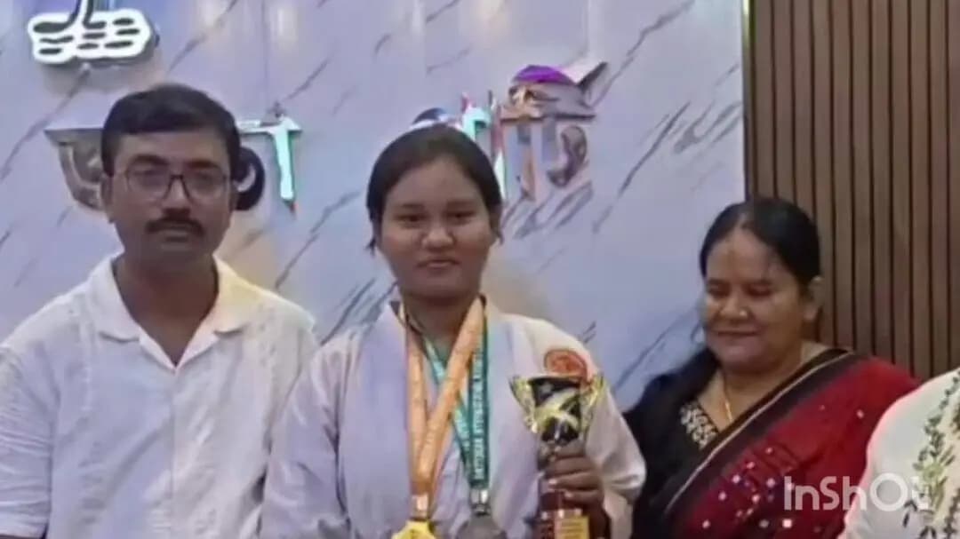 হাড়োয়া: আন্তর্জাতিক ক্যারাটেতে সোনা-রুপো জিতে হাড়োয়ার গর্ব তিতলি দাস