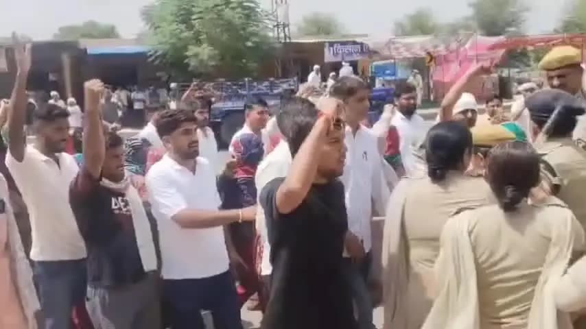 राजगढ़: हमीरवास थाने पर प्रदर्शन में पुलिसकर्मियों से मारपीट कर वर्दी फाड़ने का आरोप, 40 नामजद व 100-150 अन्य पर मुकदमा