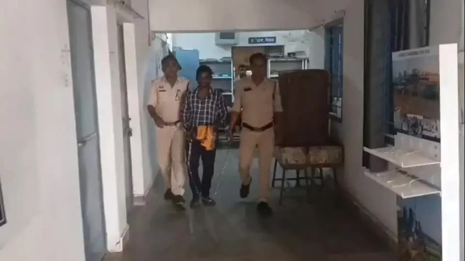पुसौर: छपोरा में अवैध महुआ शराब का कारोबार बेनकाब, 20 लीटर शराब के साथ आरोपी को किया गया गिरफ्तार
