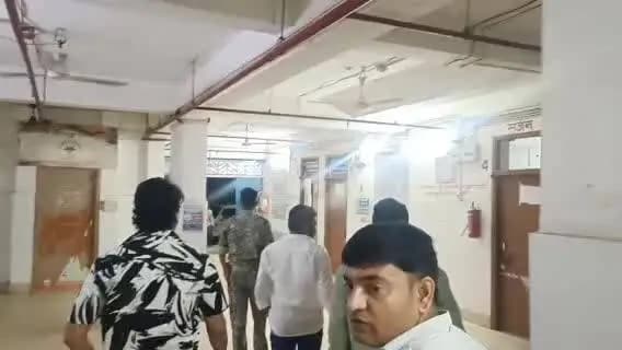 देवीपुर: देवघर नगर निगम के मेयर रवि रावत ने मंगलवार रात 9 बजे सदर अस्पताल का निरीक्षण किया