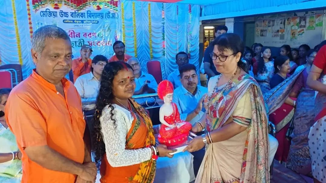 মেজিয়া: মেজিয়া উচ্চ বালিকা বিদ্যালয়ে কৃতি ছাত্রীদের সংবর্ধনা ও নবীন বরণ উৎসব