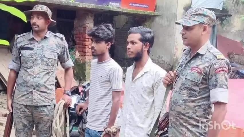 गोह: गोह बस स्टैंड से 40 लीटर देसी शराब के साथ दो व्यक्तियों को किया गया गिरफ्तार, पल्सर बाइक जब्त