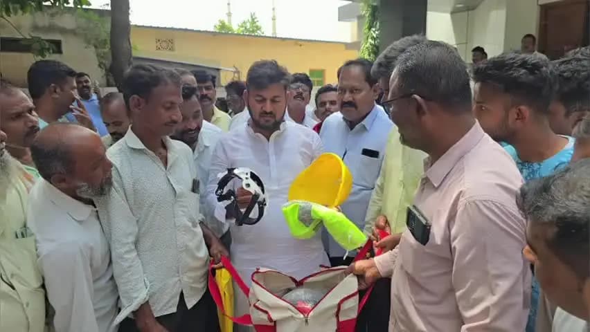 ಹಡಗಲಿ: ಪಟ್ಟಣದ ತಾಲೂಕು ಪಂಚಾಯಿತಿ ಕಚೇರಿ ಆವರಣದಲ್ಲಿ ಕಟ್ಟಡ ಕಾರ್ಮಿಕರಿಗೆ ಉಚಿತ ಟೂಲ್ ಕಿಟ್ ವಿತರಣೆ ಕಾರ್ಯಕ್ರಮ;ಶಾಸಕ ಕೃಷ್ಣ ನಾಯ್ಕ್ ಭಾಗಿ