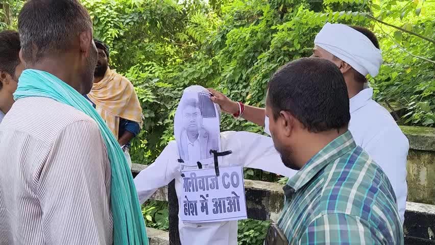 धरहरा: अंचल कार्यालय के खिलाफ सड़क पर उतरे लोग, सीओ का पुतला फूंका, जांच व उन्हें हटाने की मांग की