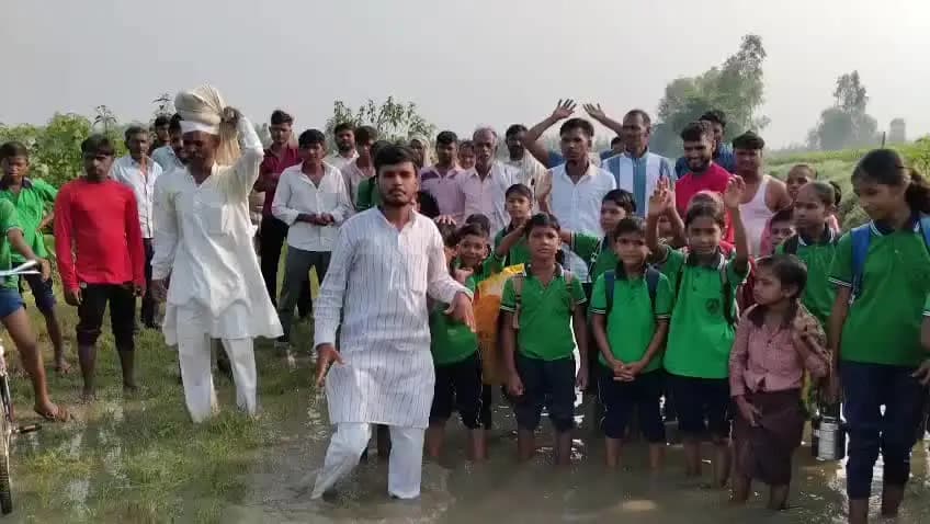 अतरौली: नाह गांव में स्कूल मार्ग बदहाल, जलभराव और कीचड़ से छात्र-छात्राओं व ग्रामीणों को परेशानी, रास्ता पक्का कराने की मांग