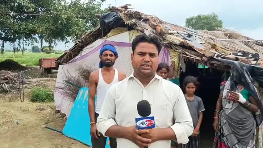 माधौगढ़: छोटी सिरावली गांव में पन्नी की झोपड़ी में रहने को मजबूर परिवार, सचिव प्रधान से 20 हजार आवास की मांग करते हैं