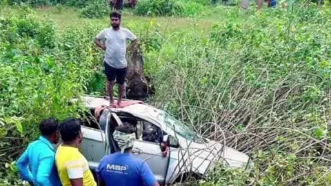 କେନ୍ଦୁଝର ସଦର: ୨୨୦ ନଂ ଜାତୀୟ ରାଜପଥ କରଞ୍ଜିଆ-ଟାଙ୍ଗାବିଲା ରାସ୍ତା କାଳିକାପୁର ଠାରେ ନିୟନ୍ତ୍ରଣ ହରାଇ କାର୍ ଦୁର୍ଘଟଣାଗ୍ରସ୍