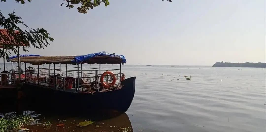 കൊല്ലം: കൊല്ലം ബീച്ചിൽ വള്ളം മറിഞ്ഞു, 5 തൊഴിലാളികൾ അത്ഭുതകരമായി രക്ഷപ്പെട്ടു
