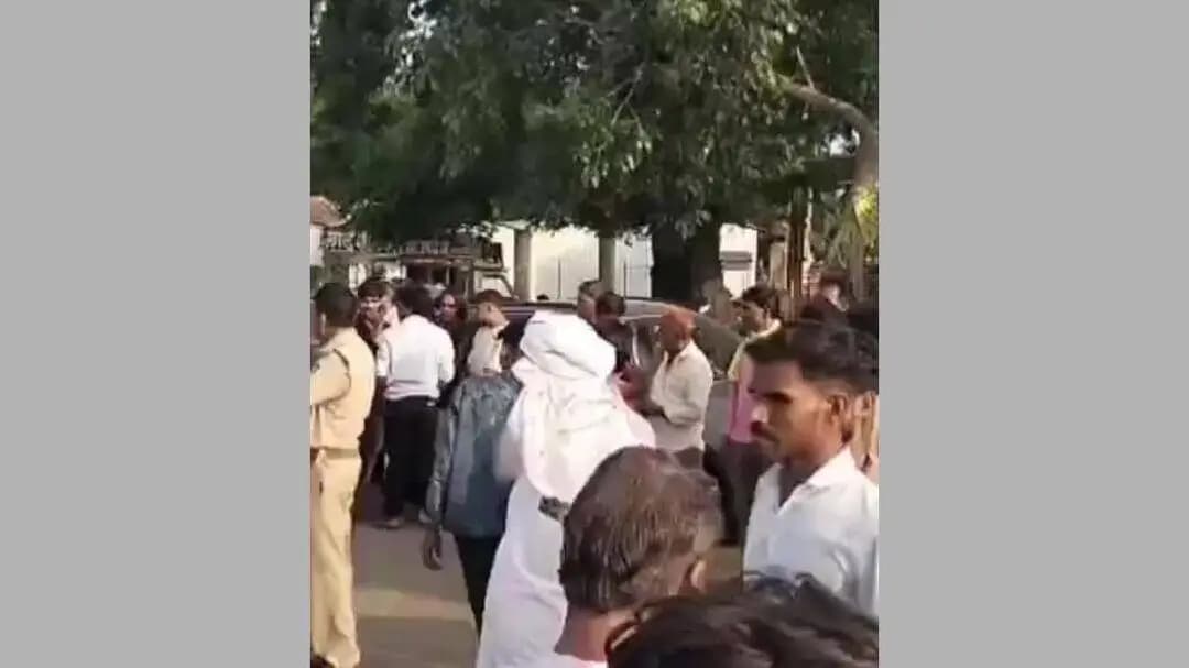 खंडवा: ओंकारेश्वर में अवैध शराब कारोबार पर कार्रवाई, 98 लीटर शराब जब्त कर 5 पर केस दर्ज