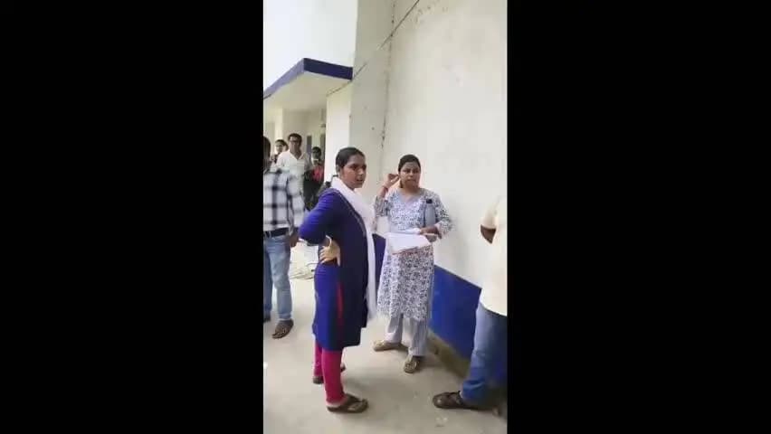 রামপুরহাট ১: রামপুরহাট হাই স্কুলে বিএড পরীক্ষা, মহিলা পরীক্ষার্থীদের গয়না খোলার নির্দেশ ঘিরে বিতর্ক