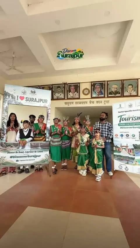 सूरजपुर के पर्यटन को नई पहचान, स्थानीय विकास को नई गति।
रैम्प योजना के तहत पर्यटन क्षेत्र पर सेमिनार में जिले की पर्यटन संभावनाओं, स्थानीय उद्यमिता एवं रोजगार के अवसरों पर हुआ सार्थक मंथन।
‘सूरजपुर टूरिज्म’ लोगो का अनावरण और हरी झंडी दिखाकर दो दिवसीय पर्यटन यात्रा का शुभारंभ।
पर्यटन स्थलों के विकास के साथ स्थानीय युवाओं और समुदाय को रोजगार एवं स्वरोजगार से जोड़ने की दिशा में महत्वपूर्ण पहल।
#SurajpurTourism #DiscoverSurajpur #TourismDevelopment #RAMP #LocalEmployment
@chhattisgarhcmo @gochhattisgarh @tourismgoi @dpr.chhattisgarh @rena_jamil_ias