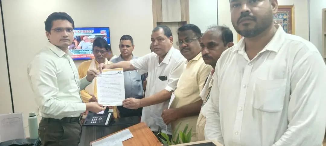 କଟକ ପୌରାଞ୍ଚଳ: କଟକ: କଂଗ୍ରେସ ଜିଲ୍ଲାପାଳଙ୍କୁ ଦାବିପତ୍ର ପ୍ରଦାନ କଲେ