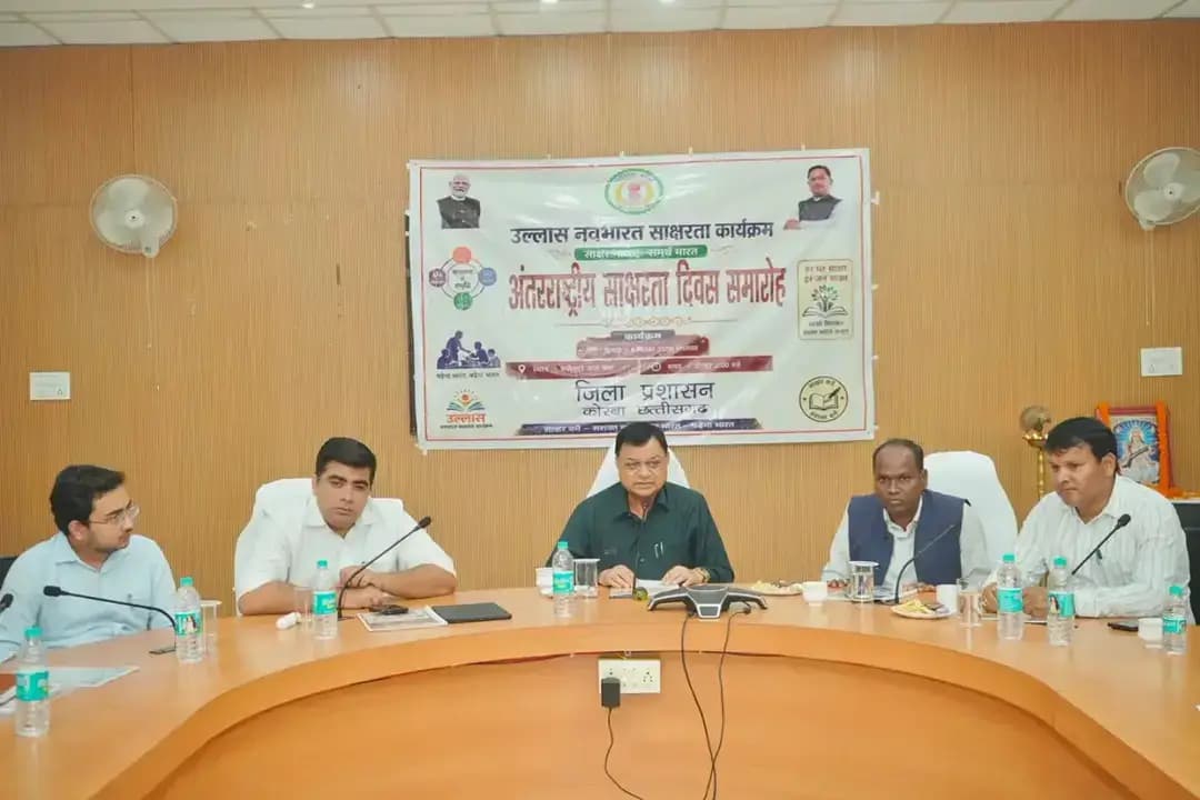अंतर्राष्ट्रीय साक्षरता दिवस के अवसर पर जिला साक्षरता विभाग, कोरबा द्वारा उल्लास नवभारत साक्षरता कार्यक्रम के अंतर्गत कलेक्ट्रेट सभाकक्ष में जिला स्तरीय साक्षरता समारोह का आयोजन किया गया।
कार्यक्रम में मुख्य अतिथि के रूप में कैबिनेट मंत्री श्री लखन लाल देवांगन शामिल हुए, उन्होंने कहा कि वर्तमान समय में प्रत्येक व्यक्ति का साक्षर होना अत्यंत आवश्यक है।
इस दौरान मंत्री श्री देवांगन ने साक्षरता अभियान में उल्लेखनीय कार्य करने वाले युवाओं, ग्रामीणों, जनप्रतिनिधियों एवं कर्मचारियों को प्रमाण-पत्र प्रदान कर सम्मानित किया।
#InternationalLiteracyDay
#उल्लास_नवभारत_साक्षरता_कार्यक्रम
#KorbaDistrict
#Chhattisgarh