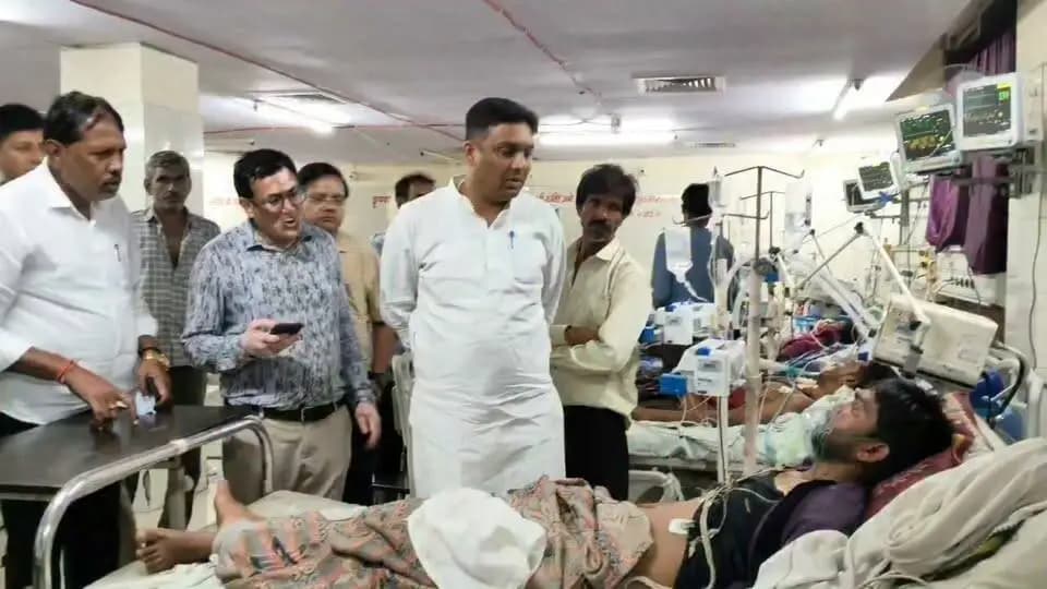 बुंदेलखंड मेडिकल कॉलेज, सागर पहुंचकर सांसद राहुल सिंह लोधी ने जहरीली शराब से पीड़ित मरीजों का कुशलक्षेम जाना।