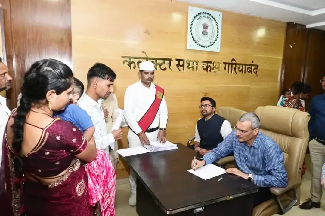 जनदर्शन में कलेक्टर श्री रणबीर शर्मा ने सुनीं 46 नागरिकों की समस्याएं।
जिला कार्यालय में आयोजित जनदर्शन में जिले के विभिन्न क्षेत्रों से पहुंचे नागरिकों ने आवास, आर्थिक सहायता, पट्टा, पीएम किसान सम्मान निधि एवं विभिन्न शासकीय योजनाओं से संबंधित आवेदन प्रस्तुत किए।
कलेक्टर श्री रणबीर शर्मा ने नागरिकों की समस्याओं को गंभीरता से सुनते हुए संबंधित अधिकारियों को आवेदनों का त्वरित एवं नियमानुसार निराकरण सुनिश्चित करने के निर्देश दिए।