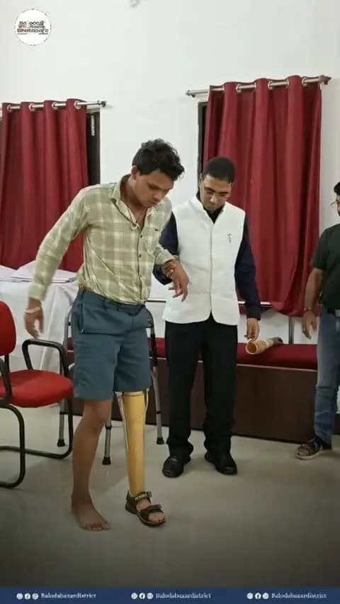 अहिल्दा निवासी छोटू यादव को मिला कृत्रिम पैर।
“कभी सोचा भी नहीं था कि चल पाऊंगा” — कृत्रिम पैर मिलने से जीवन में जगी नई उम्मीद और आत्मनिर्भर बनने का विश्वास, कहा - विष्णु भैया का धन्यवाद।
सुशासन सरकार दिव्यांगजनों के सम्मान, सुविधा और सशक्तिकरण के लिए निरंतर प्रतिबद्ध है।
#balodabazar
#chhattishgarh
#SushasanSarkar
#GoodGovernance
#दिव्यांग_सशक्तिकरण