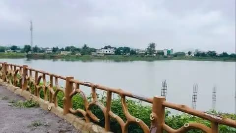 कलेक्टर श्रीमती तुलिका प्रजापति ने सहसपुर लोहारा में तालाब सौंदर्यीकरण कार्य का निरीक्षण कर गुणवत्ता एवं समय-सीमा में कार्य पूर्ण करने के निर्देश दिए।
तालाब के पानी को स्वच्छ रखने और प्लास्टिक-कचरा रोकने के लिए आवश्यक व्यवस्था सुनिश्चित करने के निर्देश दिए।