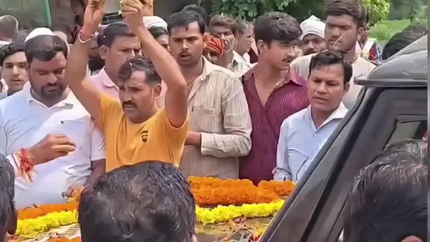 पिपरई: पिपरई में खंडित हुई बालाजी महाराज की प्रतिमा, प्रयागराज के लिए किया गया प्रस्थान
