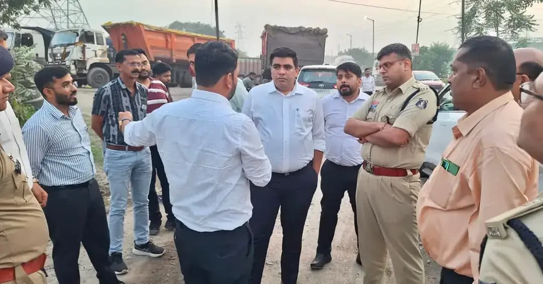 कलेक्टर श्री कुणाल दुदावत एवं पुलिस अधीक्षक श्री सिद्धार्थ तिवारी ने आज ध्यानचंद चौक से रूमगरा होते हुए बालको के बजरंग चौक तथा रिसदा चौक से रिसदी चौक तक निर्माणाधीन सड़क का पैदल निरीक्षण किया।
उन्होंने निर्माण कार्य की प्रगति एवं सड़क की वर्तमान स्थिति का जायजा लेते हुए संबंधित अधिकारियों को सड़क निर्माण कार्य में तेजी लाने तथा शीघ्रता से कार्य प्रारंभ करने के निर्देश दिए।
कलेक्टर श्री दुदावत एवं एसपी श्री तिवारी ने निरीक्षण के दौरान ढेंगुरनाला-बेलगिरी पुल का भी अवलोकन किया। कलेक्टर श्री दुदावत ने पुल पर सड़क की स्थिति तथा आवश्यक मरम्मत कार्यों की समीक्षा की और संबंधित अधिकारियों को आवश्यक मरम्मत शीघ्र कराने के निर्देश दिए।
#KorbaDistrict
#Chhattisgarh