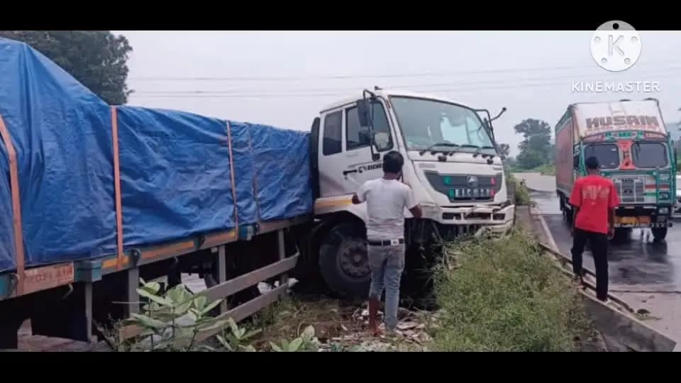 बरही: बरही धनबाद मार्ग पर करियातपुर पुल में शीशे से लदा ट्रेलर घुसा, बड़ा हादसा टला