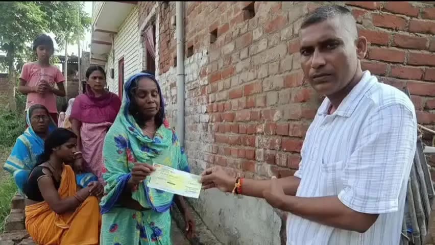 नगर नौसा: लोदीपुर में पाइन में डूबने से युवक की मौत, मुखिया ने आश्रित को दिया पारिवारिक लाभ का चेक