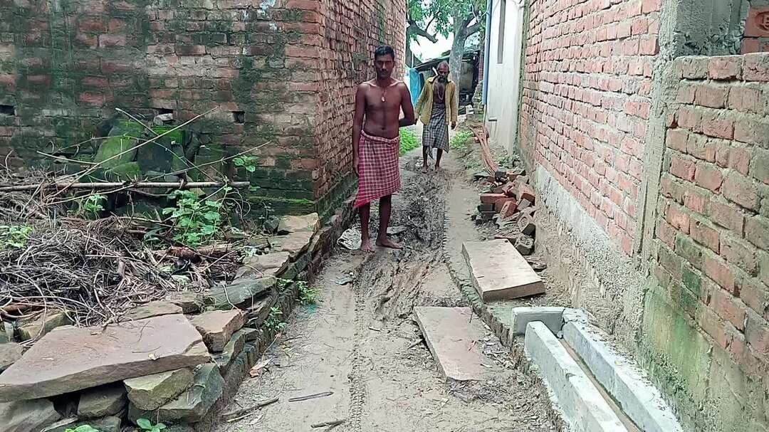 ग्राम सभा दुबरा पहाड़ी में 3.20 लाख की निकासी फिर भी कार्य अधूरा 4 फिट लॉकिंग अधूरा