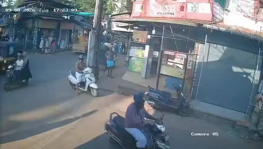 കോഴിക്കോട്: തിരുവള്ളൂർ ടൗണിൽ അമിതവേഗത്തില് കാര് കണ്ട്രോള് നഷ്ടപ്പെട്ടു; 4 പേര്ക്ക് പരിക്ക്