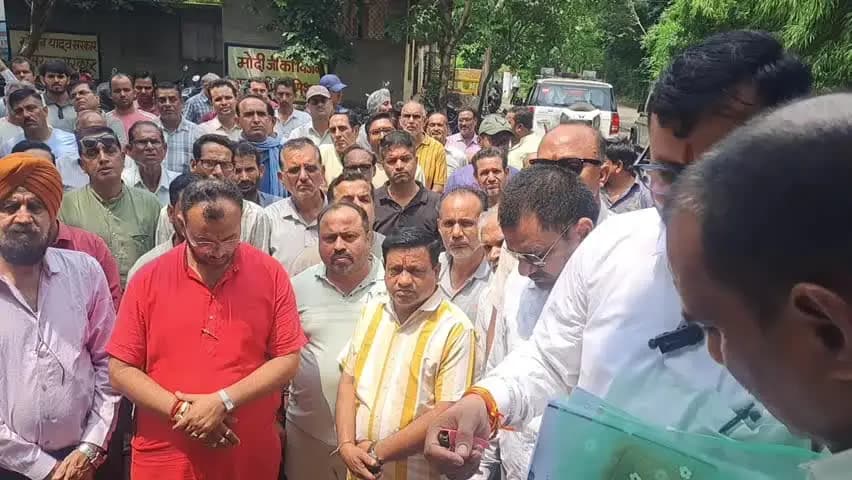 खंडवा नगर: बुरहानपुर पुलिस पर गंभीर आरोप: सड़क हादसे के बाद खंडवा के व्यापारी से मारपीट, चेम्बर ऑफ कॉमर्स ने की कार्रवाई की मांग