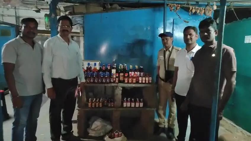 వరంగల్: వరంగల్లో కిరాణా దుకాణంలో అక్రమ మద్యం విక్రయాలు: ఒకరు అరెస్ట్