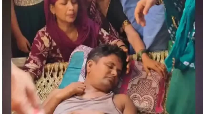 बिलारी: बेड पर सो रहे बिजली मिस्त्री को सांप ने काटा, अचेत हालत में मेरठ रेफर किया, परिजनों ने झाड़फूंक का भी लिया सहारा