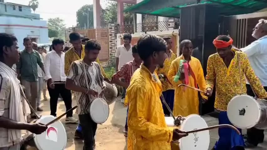 कोईलवर: कोईलवर के विकास ने 11 माह की कठिन ट्रेनिंग के बाद बने लेफ्टिनेंट, कोईलवर पहुंचने पर हुआ भव्य स्वागत