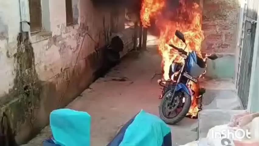 जमालपुर: घर के सामने खड़ी बाइक में अचानक आग लगी, इलाके में अफरातफरी, वीडियो वायरल
