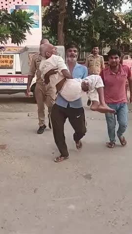 धामपुर: नहटौर थाना परिसर में जमीनी विवाद सुलझाने के लिए बुलाई गई बातचीत के दौरान एक बुजुर्ग की अचानक तबीयत बिगड़ी, हुए बेहोश