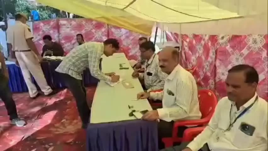 तालेड़ा: चुनाव ड्यूटी पर लगे कार्मिकों ने सुविधा केंद्र पर डाक मतपत्र से किया मतदान