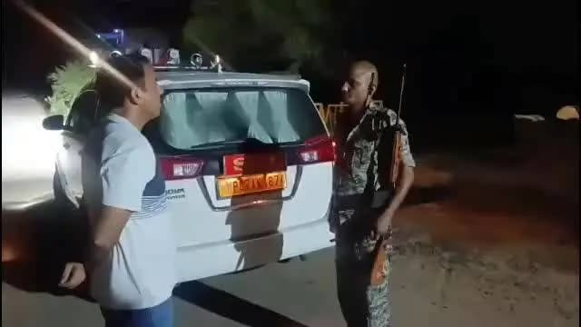 मुरैना नगर: NH-44 पर मुरैना SP के सामने से निकलीं रेत की ट्रॉलियां, डायल 112 के 2 आरक्षक निलंबित