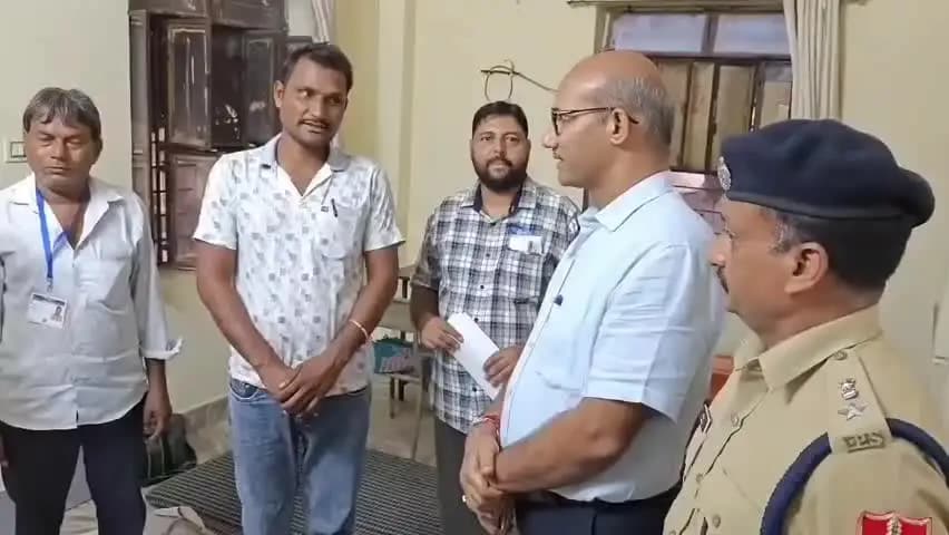 बूंदी: जिला निर्वाचन अधिकारी ने मतदान के केंद्रों का निरीक्षण किया, दिए निर्देश