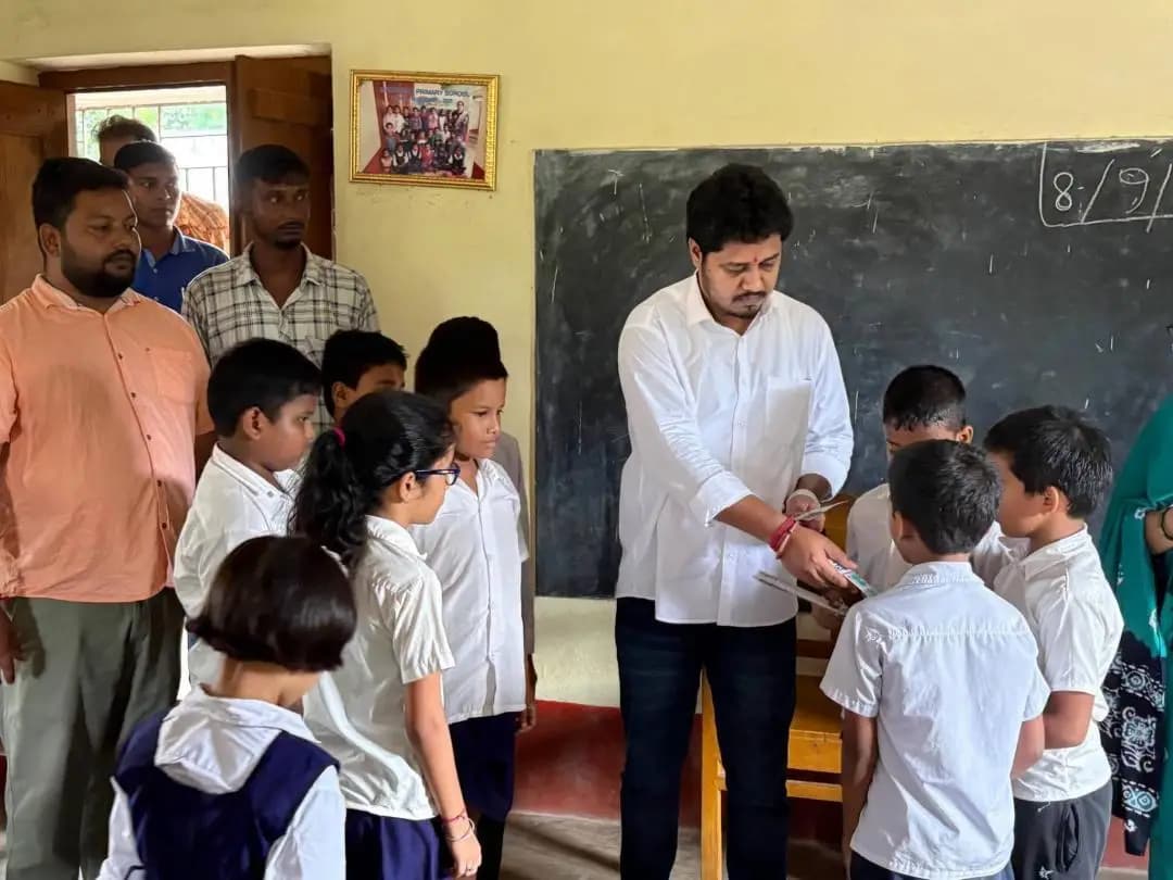 সীমলাপাল: সিমলাপাল মদনবাগ প্রাথমিক বিদ্যালয়ে বিধায়ক সৌভিক পাত্রের আকস্মিক পরিদর্শন