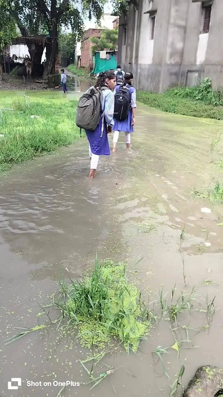 ग्राम सभा बेलहुआ ब्लॉक डीघ में 3 महीने से पानी सड़क पर जमा हुआ है।