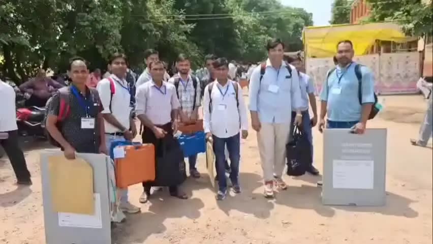 नैनवां: प्रशिक्षण के बाद मतदान दल मतदान के लिए हुए रवाना