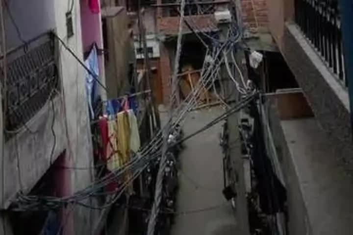 करोल बाग: पटेल चेस्ट की तंग गलियों में छात्र खतरे के साये में, हादसे पर राहत पहुंचना होगा मुश्किल