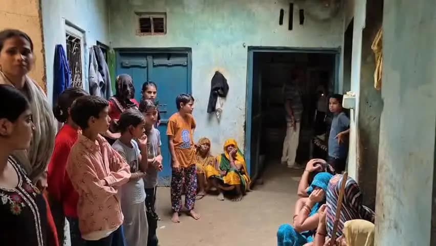 अलीगंज: राजा का रामपुर थान क्षेत्र के विजयपुर गांव में बंद पड़े चार मकानों में लाखों की चोरी, ज्वेलरी और नकदी को भी बनाया निशाना