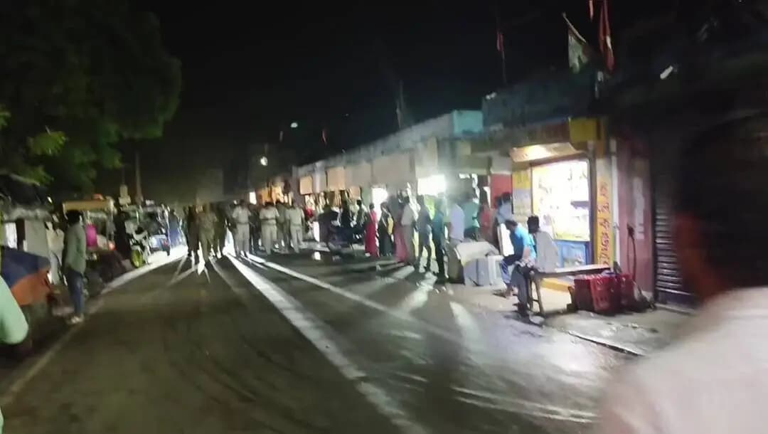 নানুর: পুলিশ হেফাজতে থাকা তৃণমূলের উপপ্রধান কে কোমড়ে দড়ি বেঁধে নানুরে বাজারে ঘোরালো পুলিশ;উঠলো চোর চোর শ্লোগান